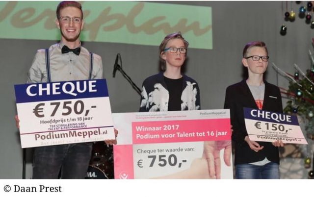 Stichting_grote_broer_2017_overhandiging_prijs_podiummeppel